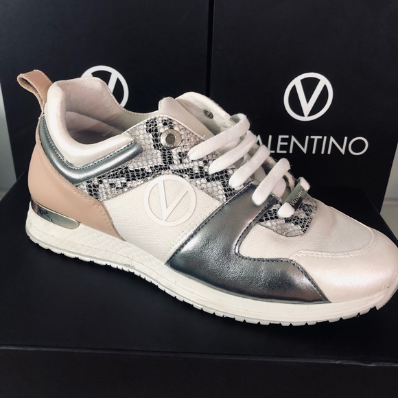 Valentino Women's Sneakers Worn Once! Size 8 🔥LIKE NEW 🔥HOST PIC 🔥🔥 - Picture 4 of 12